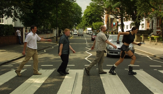 Jill de Jong et l'équipe de Core Design à Abbey Road